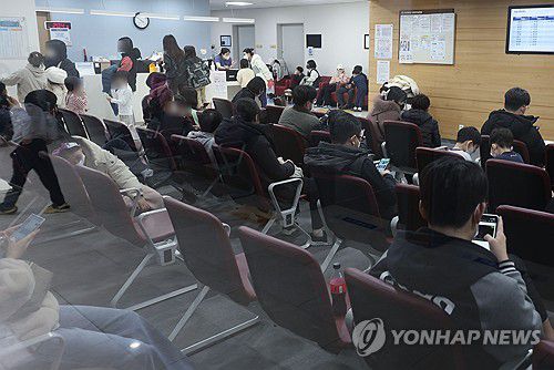 2차 병원에 몰린 환자(창원=연합뉴스) 김동민 기자 = 정부의 의대 정원 확대 방침에 반발한 전공의 집단행동 나흘째인 23일 오후 2차 병원인 경남 창원시 의창구 한양대학교 한마음병원에서 환자들이 진료를 받기 위해 대기하고 있다. 2024.2.23 image@yna.co.kr