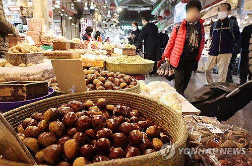 정월대보름 앞두고..(서울=연합뉴스) 최재구 기자 = 21일 서울 경동시장에서 시민들이 정월대보름을 앞두고 호두, 밤, 땅콩 등 부럼을 준비하고 있다. 2024.2.21 jjaeck9@yna.co.kr