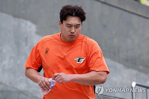 물 마시는 류현진(야에세[일본 오키나와현]=연합뉴스) 서대연 기자 = 한화 이글스와 8년 최대 총액 170억원에 계약한 류현진이 23일 일본 오키나와현 고친다 구장에서 열린 한화 이글스 2차 스프링캠프 훈련에서 불펜투구를 마치고 물을 마시고 있다. 2024.2.23 dwise@yna.co.kr