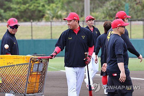 뒷정리 돕는 이범호 감독(긴[일본 오키나와현]=연합뉴스) 서대연 기자 = KIA 타이거즈 이범호 감독이 24일 오전 일본 오키나와현 긴 구장에서 열린 2차 스프링캠프에서 타격훈련 뒷정리를 돕고 있다. 2024.2.24 dwise@yna.co.kr