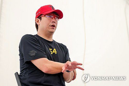 KIA 양현종 인터뷰(긴[일본 오키나와현]=연합뉴스) 서대연 기자 = KIA 타이거즈 양현종이 24일 오전 일본 오키나와현 긴 구장에서 열린 2차 스프링캠프 훈련 중 취재진과 인터뷰하고 있다. 2024.2.24 dwise@yna.co.kr