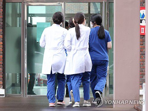 의과대 교정의 의료진지난 20일 대전의 한 의과대학 교정에서 의료진들이 걸어가고 있다. [연합뉴스 자료사진. 재판매 및 DB 금지]