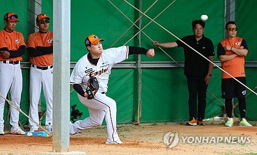 괴물 투구(야에세[일본 오키나와현]=연합뉴스) 서대연 기자 = 23일 일본 오키나와현 고친다 구장에서 열린 한화 이글스 2차 스프링캠프 훈련에서 구단 관계자들이 류현진의 피칭을 지켜보고 있다. 2024.2.23 dwise@yna.co.kr