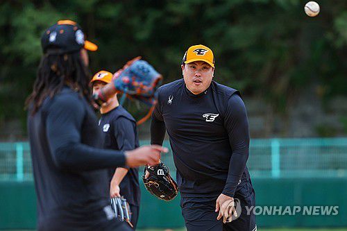 수비 훈련하는 류현진(야에세[일본 오키나와현]=연합뉴스) 서대연 기자 = 류현진이 25일 일본 오키나와현 고친다 구장에서 열린 한화 이글스 2차 스프링캠프에서 수비훈련을 하고있다. 2024.2.25 dwise@yna.co.kr