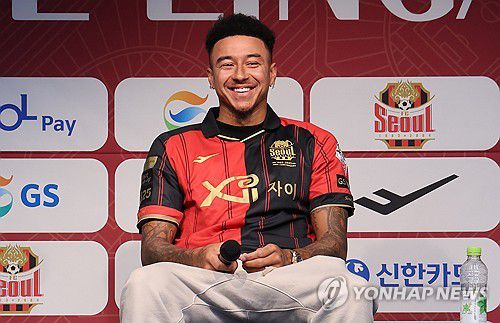 활짝 웃는 린가드(서울=연합뉴스) 서명곤 기자 = 제시 린가드가 8일 오후 서울 마포구 서울월드컵경기장에서 열린 FC서울 공식 입단 기자회견에서 활짝 웃고 있다. 2024.2.8 seephoto@yna.co.kr