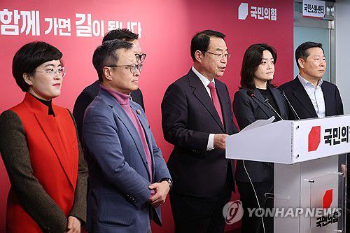 국민의힘, 공천 결과 발표국민의힘 정영환 공천관리위원장과 위원들이 지난 25일 서울 여의도 당사에서 1차 공천 결과를 발표하고 있다. [연합뉴스 자료사진]