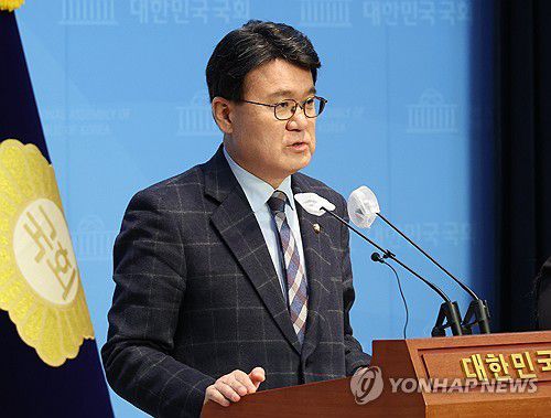 황운하 의원, 불출마 선언(서울=연합뉴스) 한상균 기자 = 더불어민주당 황운하 의원이 26일 국회에서 총선 불출마 선언 기자회견을 하고 있다. 2024.2.26 xyz@yna.co.kr
