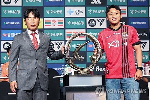 부활 다짐하는 FC서울(서울=연합뉴스) 김성민 기자 = FC서울 김기동 감독과 조영욱이 26일 오전 서울 중구 플라자호텔에서 열린 2024 K리그 개막 미디어데이 행사에서 기념 촬영을 하고 있다. 2024.2.26 ksm7976@yna.co.kr