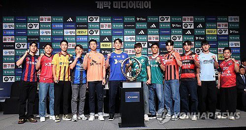 2024시즌 선전 다짐하는 K리그1 선수들(서울=연합뉴스) 김성민 기자 = 26일 오전 서울 중구 플라자호텔에서 열린 2024 K리그 개막 미디어데이 행사에서 12개팀 선수들이 우승 트로피와 함께 기념 촬영을 하고 있다. 2024.2.26 ksm7976@yna.co.kr