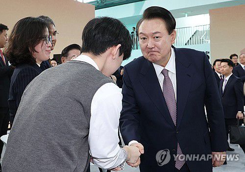 민생토론회 참석자와 인사하는 윤석열 대통령(서산=연합뉴스) 홍해인 기자 = 윤석열 대통령이 26일 충남 서산비행장에서 '미래산업으로 민생활력 넘치는 충남'을 주제로 열린 열다섯 번째 '국민과 함께하는 민생토론회'에서 발언하고 있다. 2024.2.26 [대통령실통신사진기자단] hihong@yna.co.kr