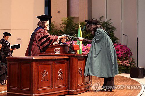 학위수여 받는 의대 대표 졸업생(서울=연합뉴스) 임화영 기자 = 26일 서울 서대문구 이화여자대학교에서 열린 2023학년도 전기 학위수여식에서 의과대학 대표가 졸업장을 받은 뒤 인사하고 있다. 2024.2.26 hwayoung7@yna.co.kr