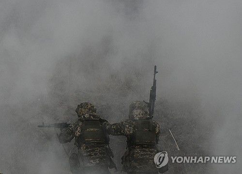 전투중인 우크라이나 병사[AFP 연합뉴스 자료사진 재판매 및 DB 금지]