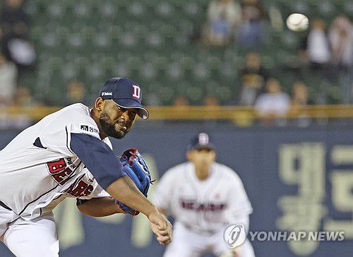 두산 선발 알칸타라(서울=연합뉴스) 김성민 기자 = 16일 오후 서울 잠실야구장에서 열린 2023 프로야구 SSG 랜더스와 두산 베어스의 경기. 1회초 두산 선발 알칸타라가 역투하고 있다. 2023.10.16 ksm7976@yna.co.kr