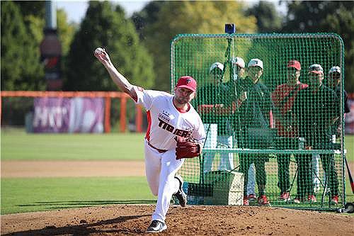프로야구 KIA 새 외국인 투수 크로우·네일, 첫 라이브 피칭(서울=연합뉴스) 하남직 기자 = 프로야구 KIA 타이거즈 새 외국인 투수 윌 크로우와 제임스 네일이 스프링캠프 첫 라이브 피칭을 했다.     KIA는 17일 "호주 캔버라의 나라분다 볼파크에서 진행한 스프링캠프 훈련에서 크로우와 네일이 첫 라이브 피칭을 했다"고 전했다. KIA 타이거즈 새 외국인 투수 크로우. 2024.2.17 [KIA 타이거즈 제공. 재판매 및 DB금지]
