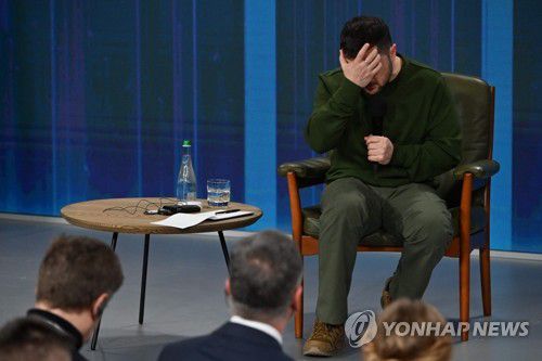 기자회견 도중 머리 감싸 쥔 젤렌스키(키이우 AFP=연합뉴스) 볼로디미르 젤렌스키 우크라이나 대통령이 25일(현지시간) 키이우에서 전쟁 2주년을 맞아 기자회견을 하던 도중 머리를 감싸쥐고 있다. 젤렌스키 대통령은 러시아와 2년간의 전쟁에서 자국 군인 3만1천명이 전사했다고 밝혔다. 2024.02.26 passion@yna.co.kr