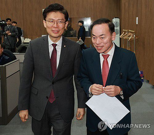 김윤식 더불어민주당 탈당, 국민의힘 입당(서울=연합뉴스) 한종찬 기자 = 더불어민주당 4·10 국회의원 총선거 후보자 검증에서 '부적격' 판정을 받은 김윤식 전 시흥시장이 27일 오전 국회 소통관에서 탈당 선언 기자회견을 하기 위해 국민의힘 조정훈 의원과 함께 입장하고 있다. 2024.2.27 saba@yna.co.kr