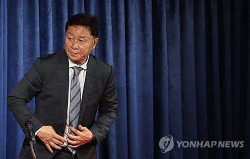 브리핑 마친 정해성 위원장(서울=연합뉴스) 김도훈 기자 = 정해성 대한축구협회 국가대표전력강화위원장이 27일 오후 서울 종로구 축구회관에서 제3차 전력강화위원회 회의 결과 브리핑을 마친 뒤 인사하고 있다. 2024.2.27 superdoo82@yna.co.kr