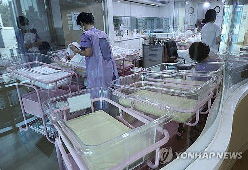 새해 저출산 해결책은(서울=연합뉴스) 류영석 기자 = 윤석열 대통령이 올해 마지막 국무회의에서 저출산 대책에 대한 근본적 전환을 시사한 가운데 26일 서울의 한 공공산후조리원 신생아실에 일부 요람이 비어 있다.     한국의 합계출산율은 작년 0.78명으로 OECD(경제협력개발기구) 회원국 중 가장 낮고, 전 세계에서 홍콩(0.77 명)에 근소한 차이로 뒤지는 '꼴찌에서 2번째'다.      통계청의 장래인구추계에 따르면 50년가량 지난 2072년에는 작년말 말 기준 5천144만명이던 인구가 3천622만명까지 줄어들 전망이다. 이때가 되면 중위 연령(전체 인구 중 중간 연령)은 63.4세로, 전체 인구의 절반 이상이 환갑을 넘는 '노인 국가'가 된다. 2023.12.26 ondol@yna.co.kr