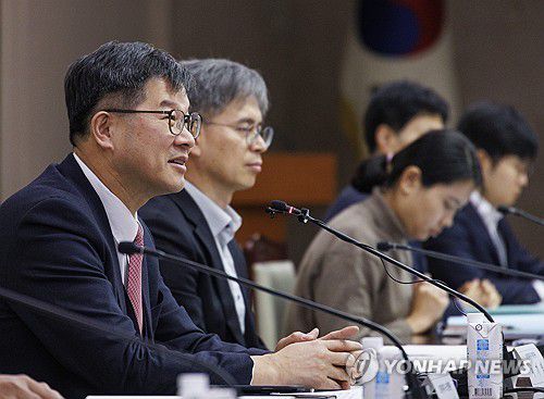 저출산ㆍ고령사회 문제 해결 시급 말하는 이기일 복지부 1차관(서울=연합뉴스) 황광모 기자 = 이기일 보건복지부 1차관이 11일 오후 서울 종로구 정부서울청사에서 열린 정부 인구정책단 저출산ㆍ고령사회 분과 과제 점검 회의에 참석해 인사말을 하고 있다. 2024.1.11 hkmpooh@yna.co.kr