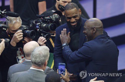 르브론 제임스와 마이클 조던[EPA=연합뉴스 자료사진. 재판매 및 DB금지]