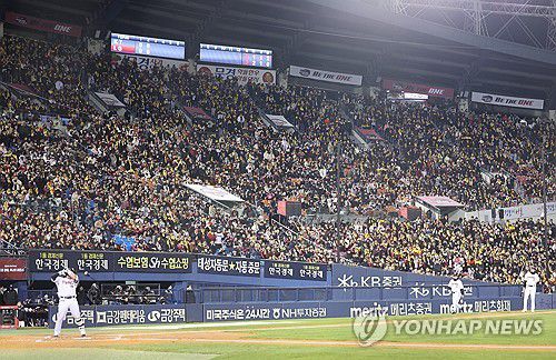 한국시리즈 5차전도 매진(서울=연합뉴스) 신현우 기자 = 13일 서울 잠실야구장에서 열린 2023 KBO 한국시리즈 5차전 kt wiz와 LG 트윈스의 경기에서 관중들이 응원을 펼치고 있다.     이날 한국야구위원회(KBO) 사무국은 한국시리즈 5차전 티켓이 모두 팔렸다고 밝혔다. 올해 한국시리즈는 1차전부터 매진을 이어가고 있다. 2023.11.13 nowwego@yna.co.kr