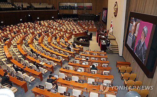 대정부질문 빈자리(서울=연합뉴스) 한상균 기자 = 22일 국회 본회의장 대정부질문에서 한덕수 국무총리가 답변하고 있다.      의원들 빈 자리가 보인다. 2024.2.22 xyz@yna.co.kr