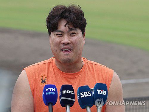 류현진, 밝은 표정으로 인터뷰(야에세[일본 오키나와현]=연합뉴스) 서대연 기자 = 류현진이 23일 일본 오키나와현 고친다 구장에서 열린 한화 이글스 2차 스프링캠프 훈련을 마치고 취재진과 인터뷰하며 밝은 표정을 짓고 있다. 2024.2.23 dwise@yna.co.kr