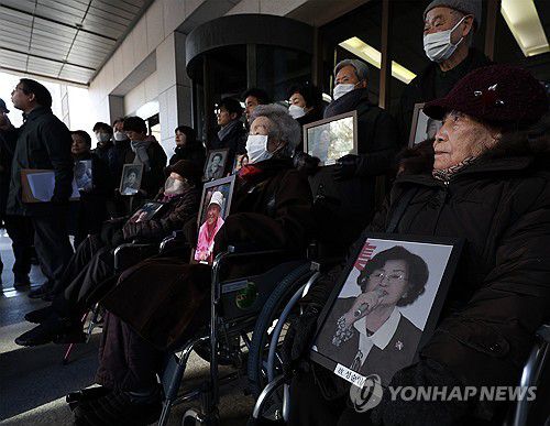 대법, '후지코시 강제동원' 피해자들 승소 확정(서울=연합뉴스) 이지은 기자 = 25일 오전 서울 서초구 대법원에서 열린 일제 강제동원 군수기업 후지코시 상대 손배소송 상고심 선고를 마친 뒤 피해자 김정주(앞줄 왼쪽부터), 김계순, 이자순 할머니와 유족들이 고인들의 영정을 들고 기자회견을 하고 있다. 대법원이 이날 원심의 원고일부승소 판결을 확정해 후지코시는 피해자 1인당 8천만원∼1억원씩 총 21억원과 지연손해금을 지급해야 한다. 2024.1.25 jieunlee@yna.co.kr