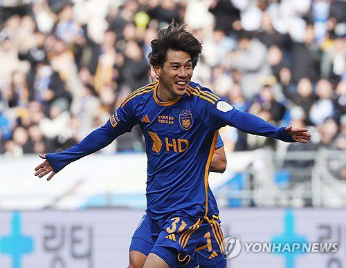 아타루 '골이다'(울산=연합뉴스) 김용태 기자 = 1일 울산 문수축구경기장에서 열린 프로축구 하나은행 K리그1 2024 울산 HD와 포항 스틸러스의 경기에서 울산 아타루가 선제골을 넣고 환호하고 있다. 2024.3.1 yongtae@yna.co.kr