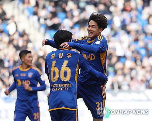 골 넣은 아타루(울산=연합뉴스) 김용태 기자 = 1일 울산 문수축구경기장에서 열린 프로축구 하나은행 K리그1 2024 울산 HD와 포항 스틸러스의 경기에서 울산 아타루가 선제골을 넣고 설영우와 함께 환호하고 있다. 2024.3.1 yongtae@yna.co.kr
