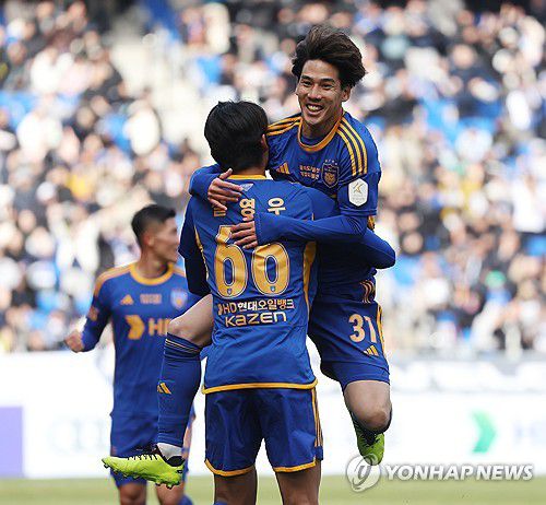 골 넣은 아타루(울산=연합뉴스) 김용태 기자 = 1일 울산 문수축구경기장에서 열린 프로축구 하나은행 K리그1 2024 울산 HD와 포항 스틸러스의 경기에서 울산 아타루가 선제골을 넣고 설영우와 함께 환호하고 있다. 2024.3.1 yongtae@yna.co.kr