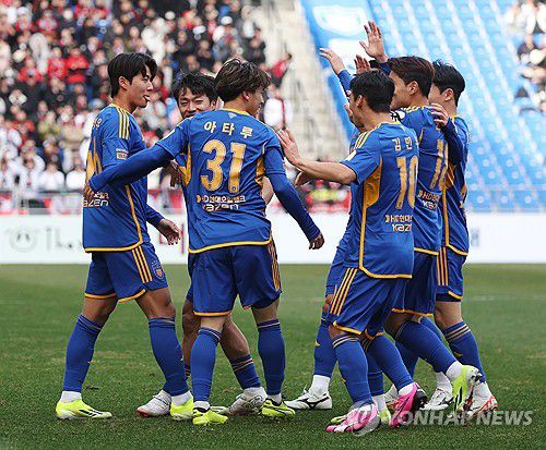 선제골에 분위기 좋은 울산(울산=연합뉴스) 김용태 기자 = 1일 울산 문수축구경기장에서 열린 프로축구 하나은행 K리그1 2024 울산 HD와 포항 스틸러스의 경기에서 울산 아타루가 선제골을 넣고 팀 동료들과 기뻐하고 있다. 2024.3.1 yongtae@yna.co.kr