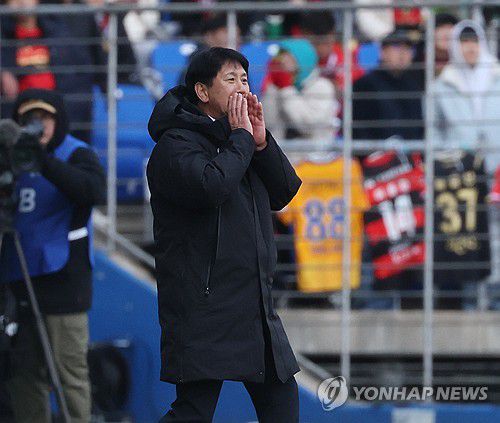 지시하는 박태하 감독(울산=연합뉴스) 김용태 기자 = 1일 울산 문수축구경기장에서 열린 프로축구 하나은행 K리그1 2024 울산 HD와 포항 스틸러스의 경기에서 포항 박태하 감독이 선수들에게 지시하고 있다. 2024.3.1 yongtae@yna.co.kr