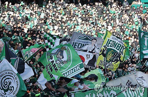 전북 축구 팬 응원(전주=연합뉴스) 최영수 기자 = 1일 오후 전주월드컵경기장에서 열린 K리그1 전북현대와 대전시티즌의 개막 경기에서 팬들이 응원을 보내고 있다. 2024.3.1 kan@yna.co.kr