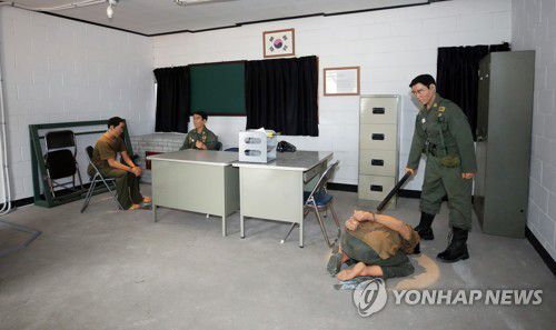 5·18자유공원 내 옛 상무대 영창에 설치된 5·18 당시 계엄군의 가혹행위 관련 전시물[연합뉴스 자료사진]