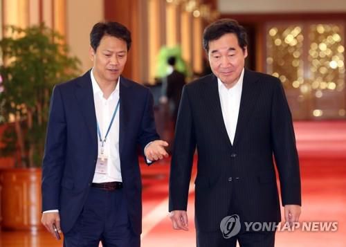 2017년 청와대에서 대화를 나누는 임 전 실장과 이낙연 전 총리자료사진