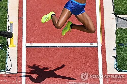 구름판 밟고 힘차게 날아오른 멀리뛰기 선수[AFP=연합뉴스 자료사진]