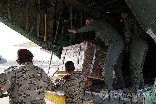 가자지구에 공중 투하로 지원될 구호품을 비행기에 싣는 요르단군[AFP=연합뉴스. 자료사진. 재판매 및 DB 금지]