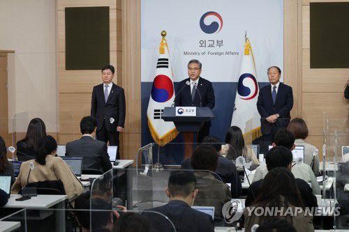 지난해 3월 6일 일제 강제징용 피해배상 해법 발표하는 박진 당시 외교부 장관(가운데)[공동취재=연합뉴스 자료사진]