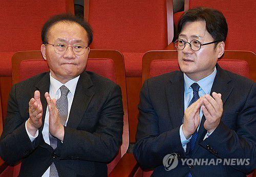 박수치는 여야 원내대표[연합뉴스 자료사진]