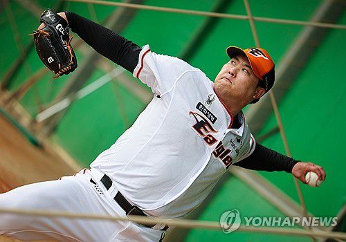 돌아온 코리안 몬스터의 투구(야에세[일본 오키나와현]=연합뉴스) 서대연 기자 = 한화 이글스와 8년 최대 총액 170억원에 계약한 류현진이 23일 일본 오키나와현 고친다 구장에서 열린 한화 이글스 2차 스프링캠프 훈련에서 불펜 피칭을 하고 있다. 2024.2.23 dwise@yna.co.kr