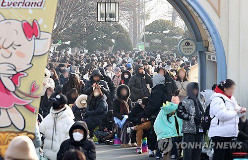 푸바오 일반 공개 마지막 날 입장 기다리는 관람객(용인=연합뉴스) 푸바오가 일반 관람객들을 만나는 마지막 날인 3일 경기 용인시 에버랜드 앞에서 관람객이 입장을 기다리고 있다. 푸바오는 오는 4일부터 판다월드 내실에서 야생동물 이동에 대한 국제 규정에 따라 건강, 검역 관리를 받고 이송 케이지 사전 적응 훈련도 진행한다. 2024.3.3 [사진공동취재단] photo@yna.co.kr