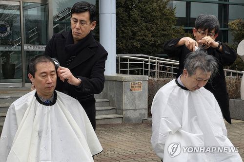 '의대 증원 반발' 강원의대 교수들 삭발(춘천=연합뉴스) 5일 오전 강원 춘천시 강원대학교 의과대학 앞에서 의대 교수들이 대학 측의 증원 방침에 반발하며 삭발하고 있다.     앞서 강원대는 교육부에 현재 49명에서 140명으로 의대 정원을 늘려달라고 요청했다. 2024.3.5 [강원대학교 의대 교수진 제공. 재판매 및 DB 금지] taetae@yna.co.kr