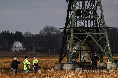 (그륀하이데[독일] EPA=연합뉴스) 5일(현지시간) 독일 브란덴부르크주 테슬라 공장 인근 송전탑에서 경찰관들이 화재를 조사하고 있다. 2024. 2. 5