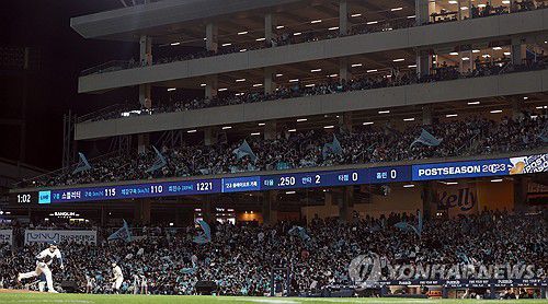 '만원 관중' 앞에서 펼쳐진 플레이오프 3차전(창원=연합뉴스) 김동민 기자 = 2일 경남 창원NC파크에서 열린 2023 KBO리그 플레이오프 3차전 kt wiz와 NC 다이노스의 경기가 '만원 관중' 앞에서 펼쳐지고 있다.     올해 열린 포스트시즌 7경기에서 만원 관중이 들어찬 건 이번이 두 번째다. 2023.11.2 image@yna.co.kr