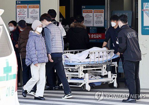 전공의 사직 일주일째(서울=연합뉴스) 윤동진 기자 = 정부의 의대 증원에 반발한 전공의들의 집단사직이 일주일째 이어지고 있는 26일 오전 서울아산병원 응급의료센터 모습.     보건복지부는 주요 100개 수련병원을 서면 점검한 결과 지난 23일 오후 7시 기준 소속 전공의의 80.5%인 1만34명이 사직서를 제출했다고 밝혔다. 2024.2.26 mon@yna.co.kr