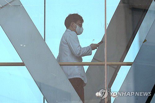 이상민 장관 '오늘까지 복귀 전공의 최대한 선처할 것'(서울=연합뉴스) 김도훈 기자 = 의대 정원 확대를 둘러싼 전공의들의 집단행동이 계속되고 있는 3일 서울 시내의 한 대학병원 구름다리로 한 의사가 지나고 있다.