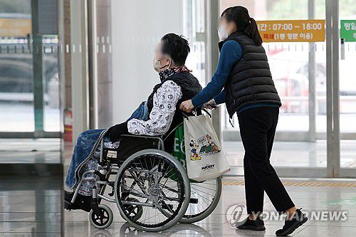 2주째 접어든 전공의 집단이탈(광주=연합뉴스) 천정인 기자 = 전공의 집단이탈로 인한 의료파행이 2주째 이어진 4일 광주 동구 전남대학교병원에서 한 환자와 보호자가 로비를 지나고 있다. 2024.3.4 iny@yna.co.kr