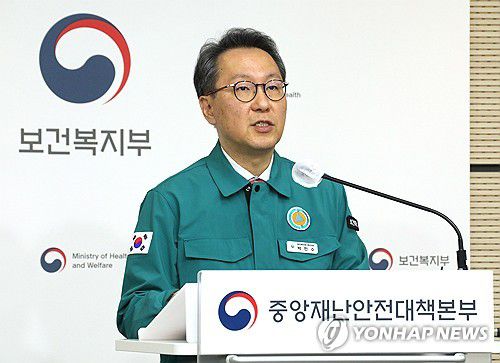복지부 "3개월 면허정지 받으면 전문의 취득 1년 이상 늦어질 것"(세종=연합뉴스) 배재만 기자 = 중앙재난안전대책본부 제1총괄조정관인 박민수 보건복지부 2차관이 4일 오전 정부세종청사에서 열린 의사 집단행동 중앙재난안전대책본부 브리핑에서 전공의들의 복귀 시한이 지난 가운데 정부가 집단행동 핵심 관계자들에 대해 엄정하고 신속하게 조치할 계획이라고 밝히며 "정부의 업무개시명령을 위반하면 최소 3개월의 면허정지 처분이 불가피하다"고 밝히고 있다. 2024.3.4 scoop@yna.co.kr