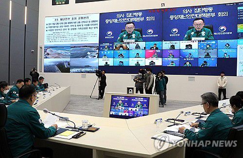 의사 집단행동 중앙재난안전대책본부 회의(세종=연합뉴스) 배재만 기자 = 이한경 중앙재난안전대책본부 제2총괄조정관(재난안전관리본부장)이 5일 오전 정부세종청사 상황실에서 의사 집단행동 중앙재난안전대책본부 9차 회의를 주재하고 있다. 2024.3.5 scoop@yna.co.kr